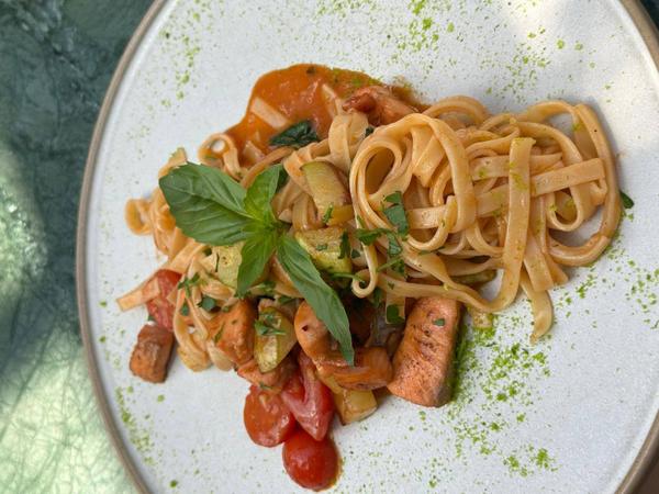 Tagliatelle cu Somon și Dovlecei